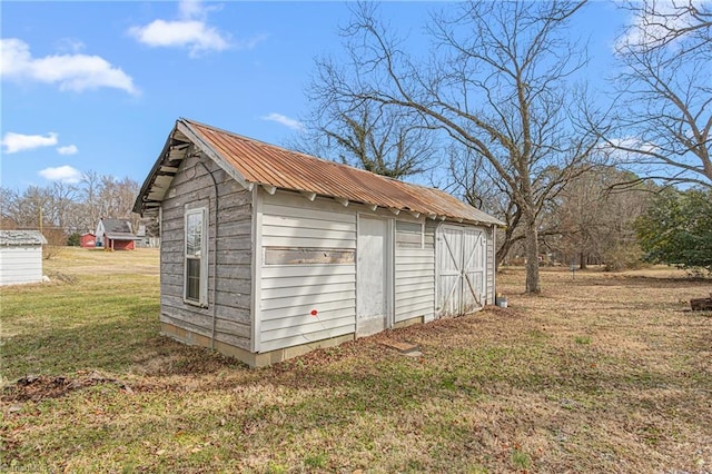 view of outdoor structure featuring an outbuilding