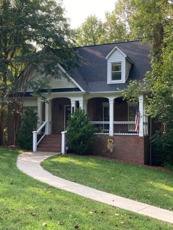 view of front of property featuring a front yard and a porch