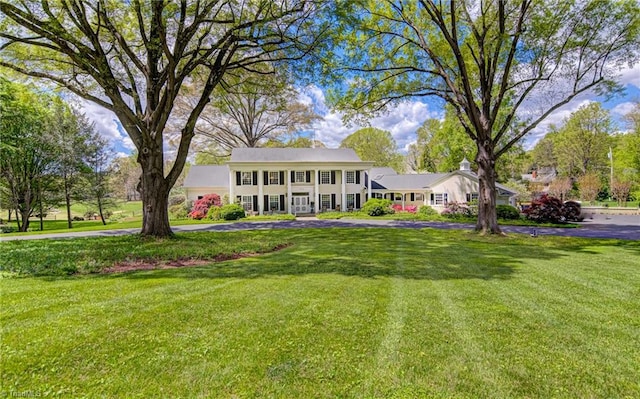 view of front facade featuring a front lawn