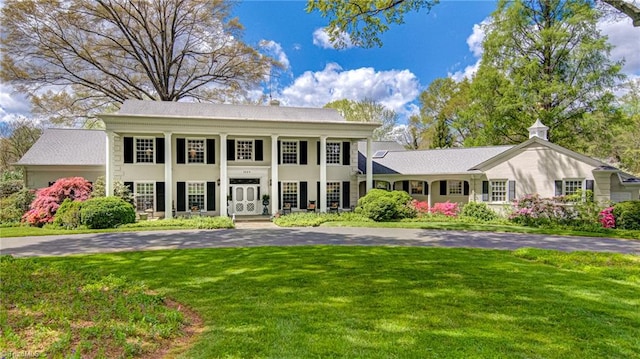 view of front of property with a front yard