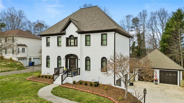 view of front of house with a front yard, a shingled roof, and driveway