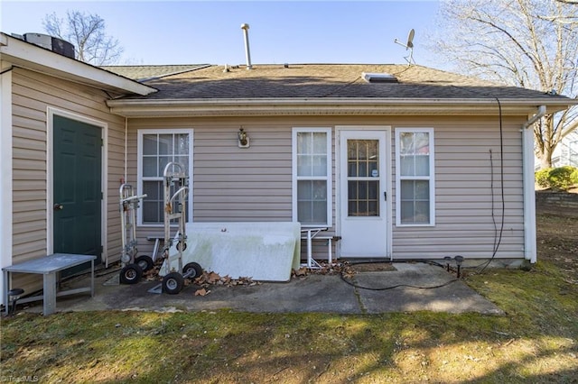 back of house featuring a lawn