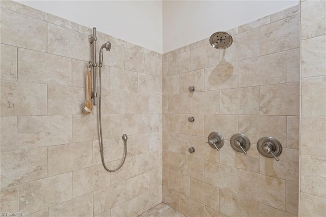 bathroom featuring a tile shower