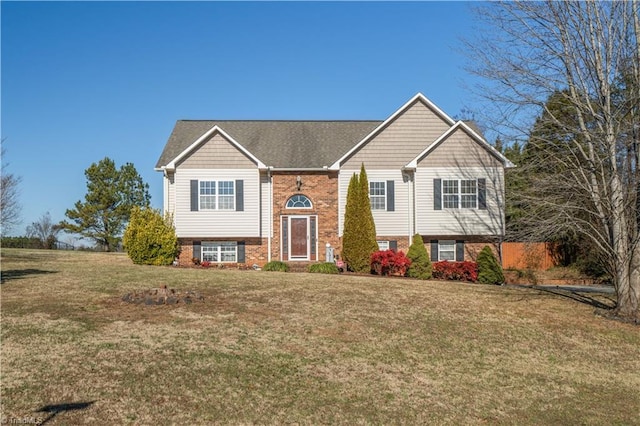 split foyer home featuring a front yard