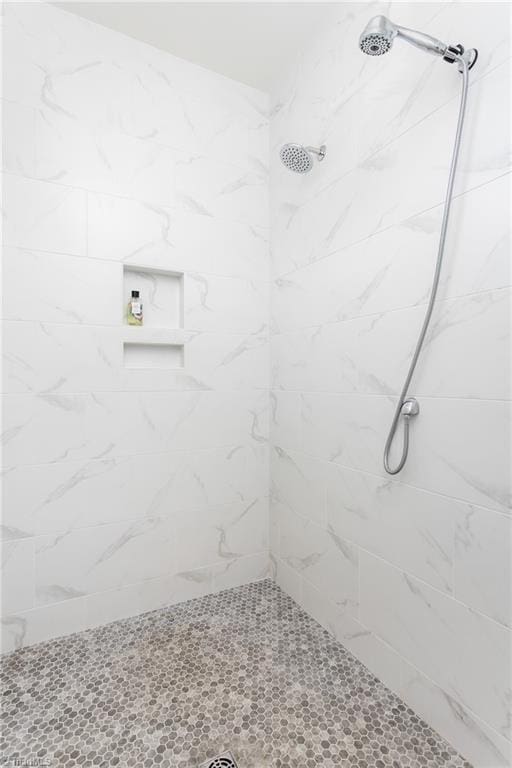 bathroom featuring tiled shower