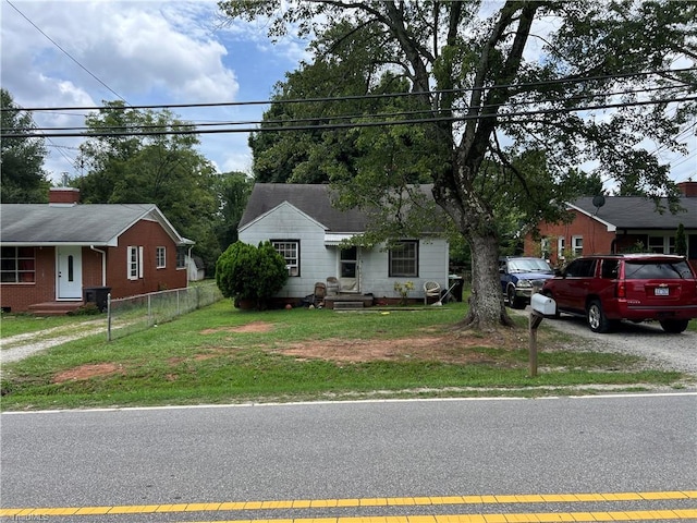 view of front facade featuring a front lawn