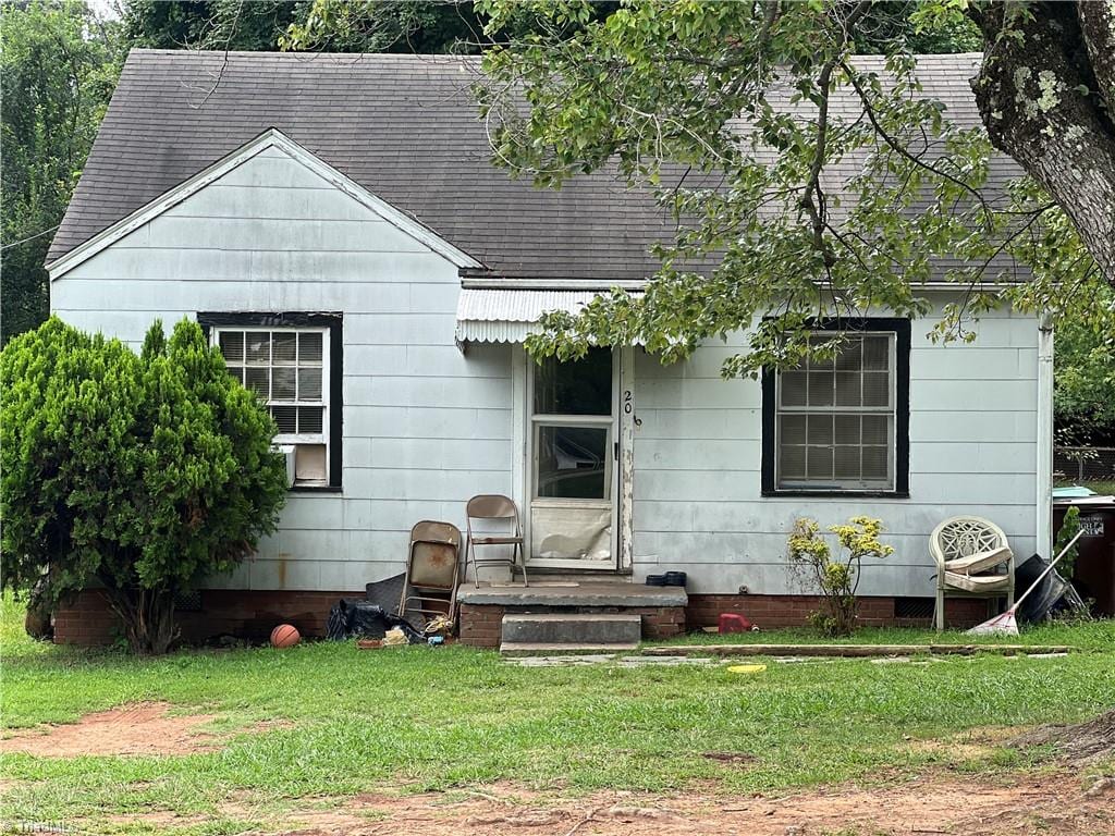 view of front of home with a front lawn