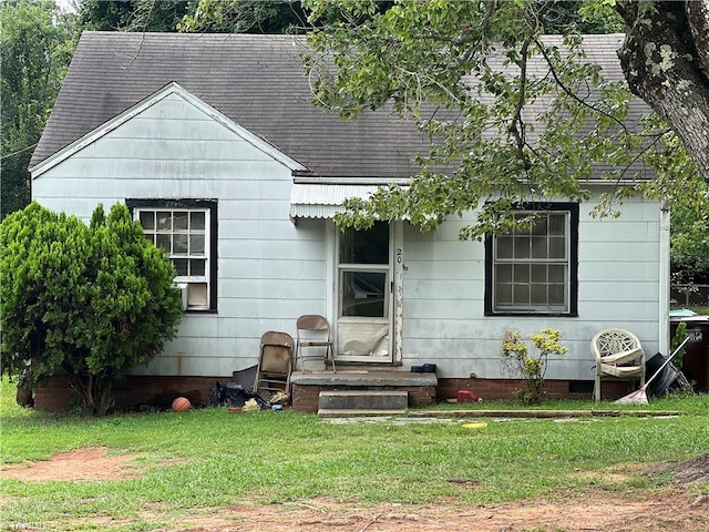 view of front of home with a front lawn