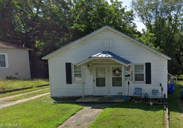 bungalow-style house featuring a front lawn