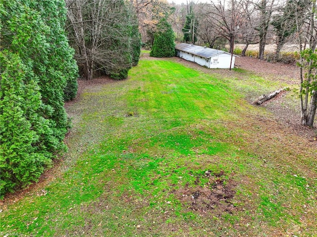 view of yard with an outdoor structure