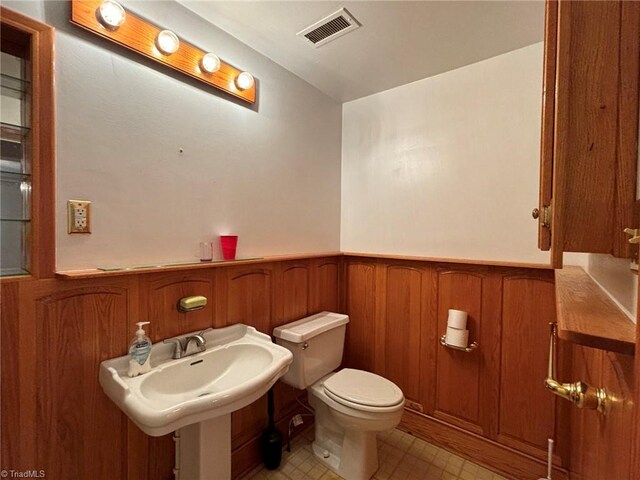 bathroom featuring toilet and sink