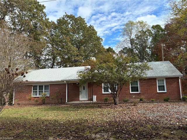 ranch-style house featuring a front yard