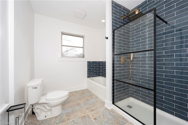 full bath with toilet, a tub to relax in, baseboards, and tiled shower