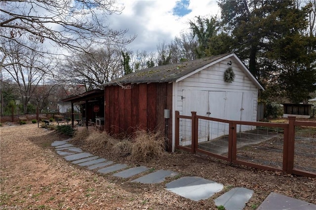 view of outdoor structure with fence and an outdoor structure