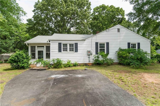 4065 Leo St, Winston-Salem, NC 27105 - ranch-style home with driveway and a sunroom