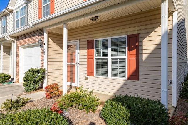 property entrance featuring covered porch