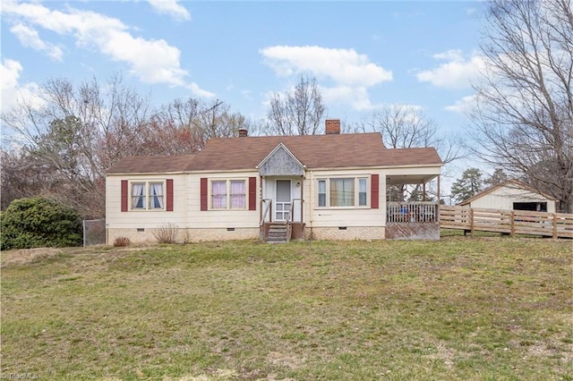 view of front facade featuring crawl space, a chimney, and a front yard