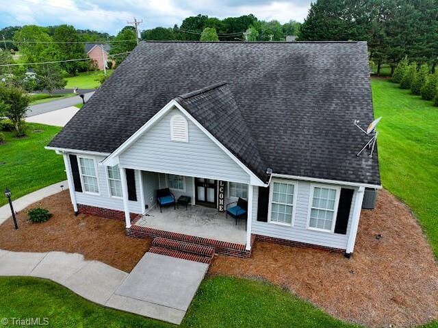 525 Bennett St, Mount Airy, NC 27030 - view of front facade featuring roof with shingles, a front lawn, and a patio area