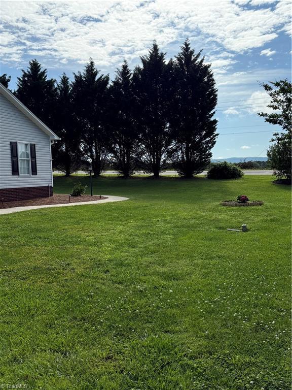 525 Bennett St, Mount Airy, NC 27030 - view of grassy yard