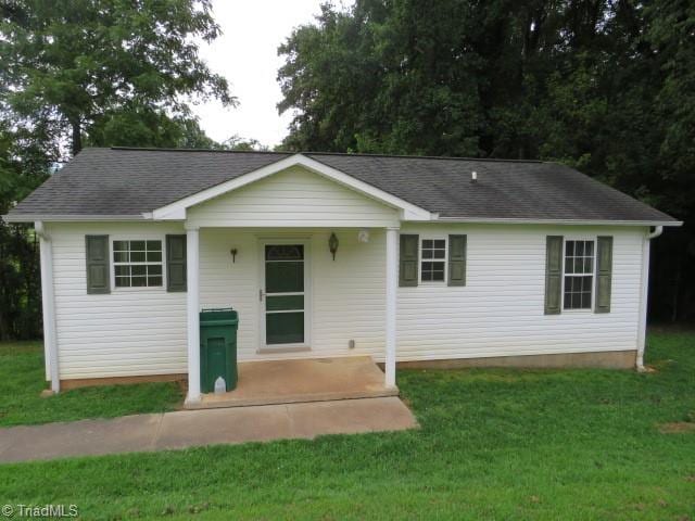 view of front facade featuring a front lawn and a patio area