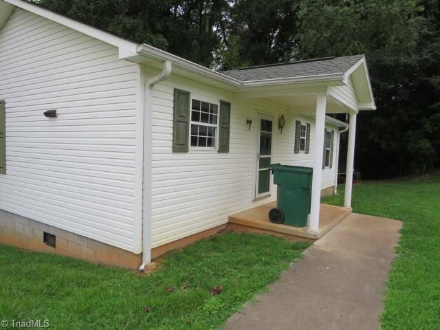 view of front of home featuring a front lawn