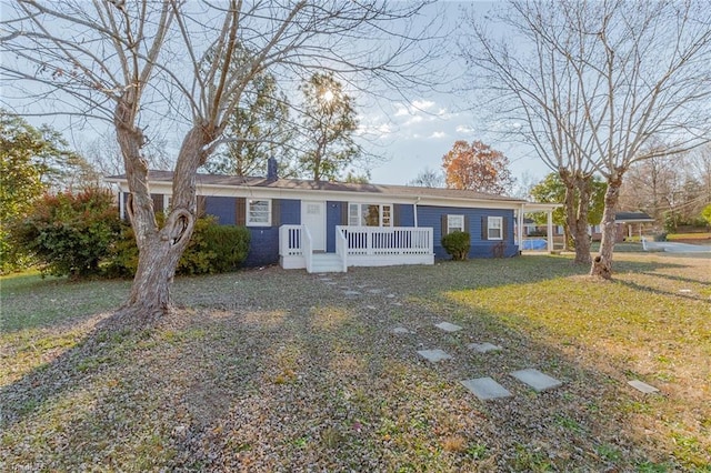 ranch-style house featuring a front lawn