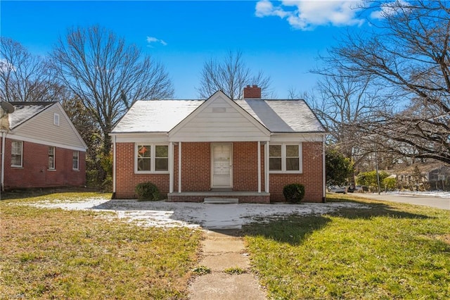 bungalow-style house featuring a front lawn