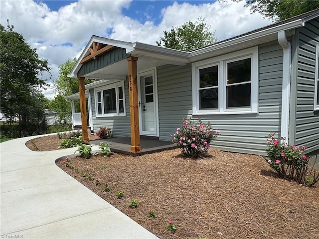 view of front facade with covered porch