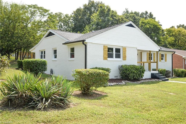 view of front of house with a front lawn