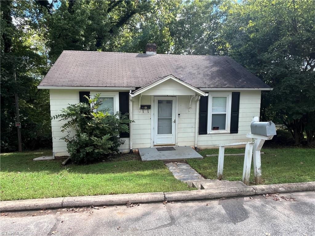 view of front of property with a front yard