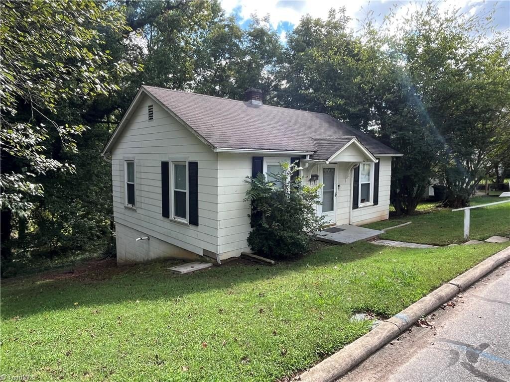 view of front of property featuring a front lawn