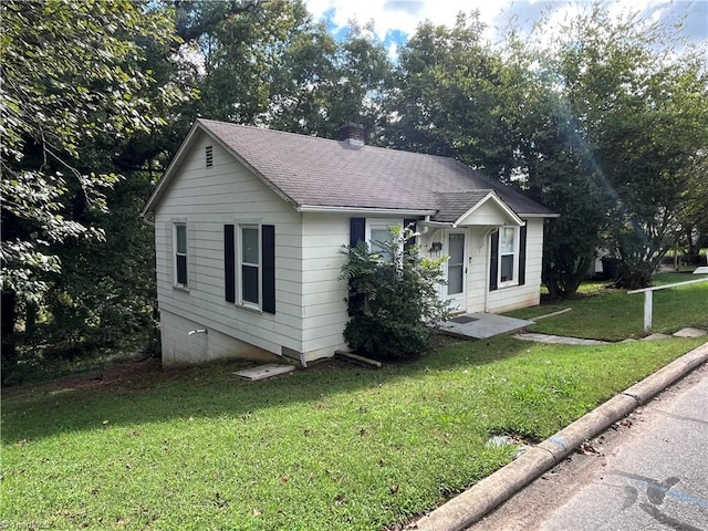 view of front of property featuring a front lawn