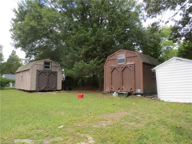 view of yard featuring a shed