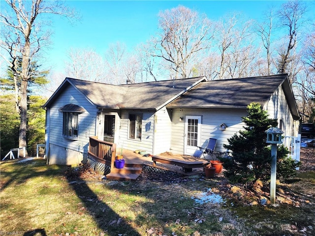 view of front facade with a front yard