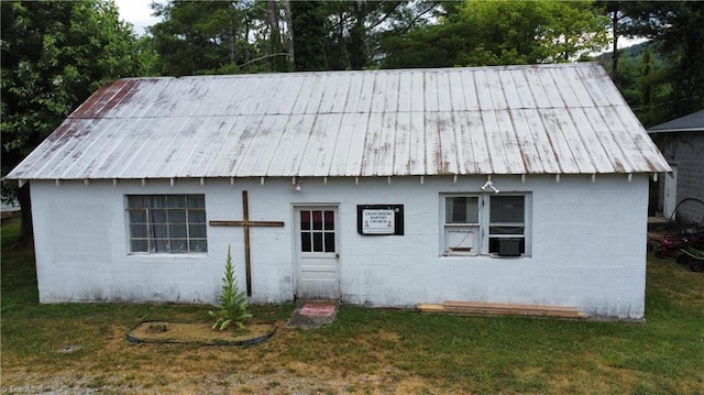 back of house featuring a lawn