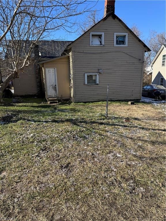 back of house featuring a yard