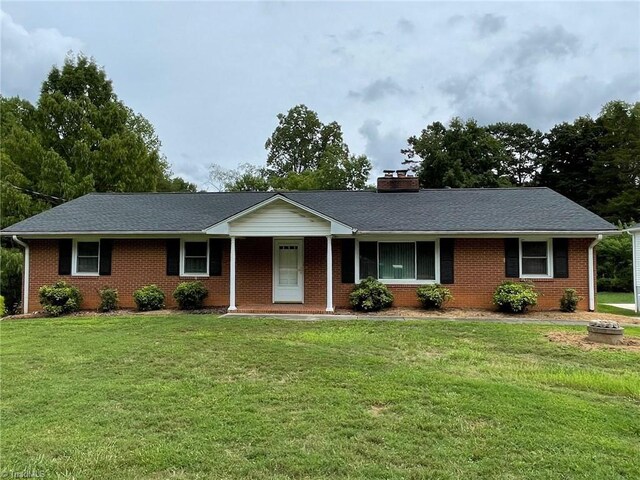 single story home featuring a front lawn