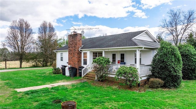 view of front of property featuring a front lawn and covered porch