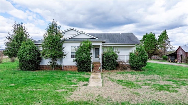 view of front of home featuring a front lawn