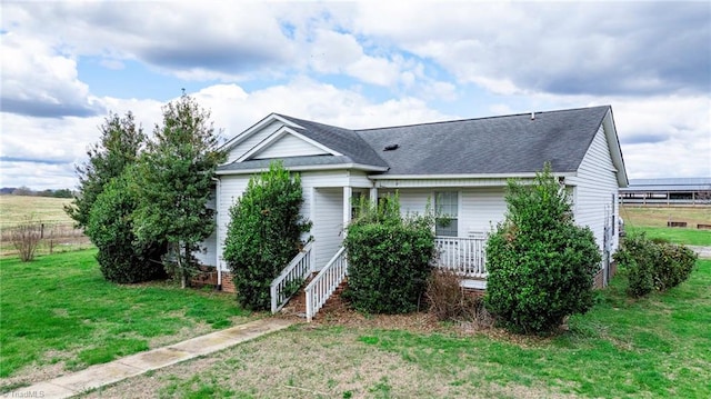 view of front facade with a front yard