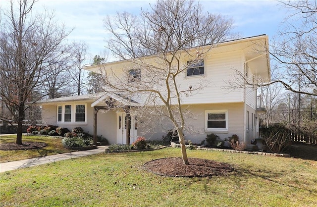 view of front of home featuring a front lawn