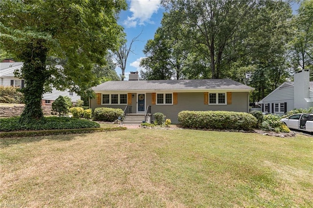 view of front of property featuring a front yard