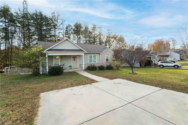 view of front facade featuring a porch and a front yard