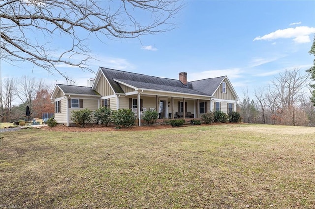 view of front of property featuring a front lawn and a porch