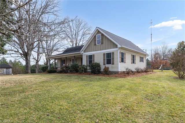 view of front facade featuring a porch and a front lawn