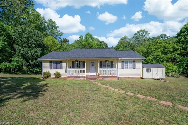 view of front of property featuring a storage shed, an outdoor structure, a porch, and a front yard