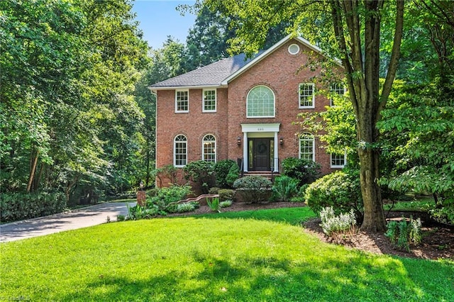 colonial house featuring a front yard