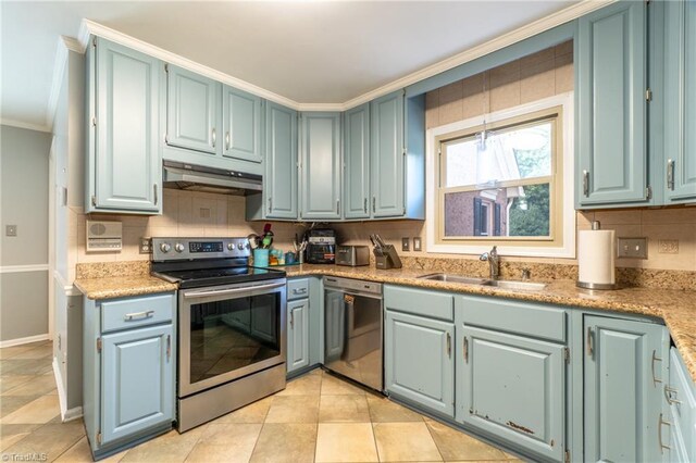 4905 Deer Pointe Ct, Greensboro, NC 27406 - kitchen featuring baseboards, stainless steel appliances, tasteful backsplash, under cabinet range hood, and a sink