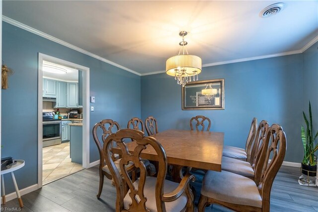 4905 Deer Pointe Ct, Greensboro, NC 27406 - dining space with ornamental molding, baseboards, a notable chandelier, and visible vents