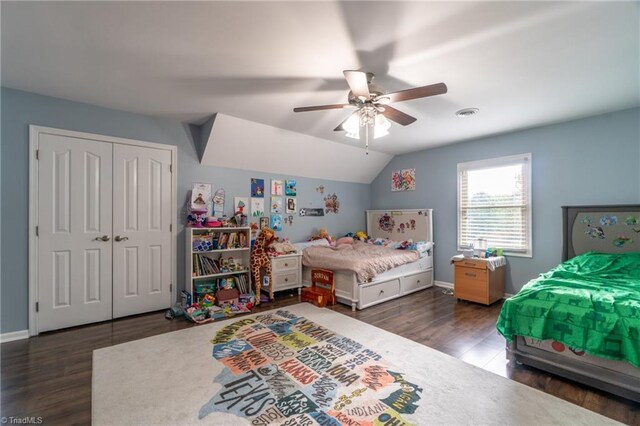 4905 Deer Pointe Ct, Greensboro, NC 27406 - bedroom featuring a ceiling fan, a closet, vaulted ceiling, and wood finished floors
